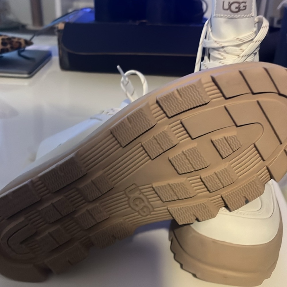 UGG - Picture 3 of 3